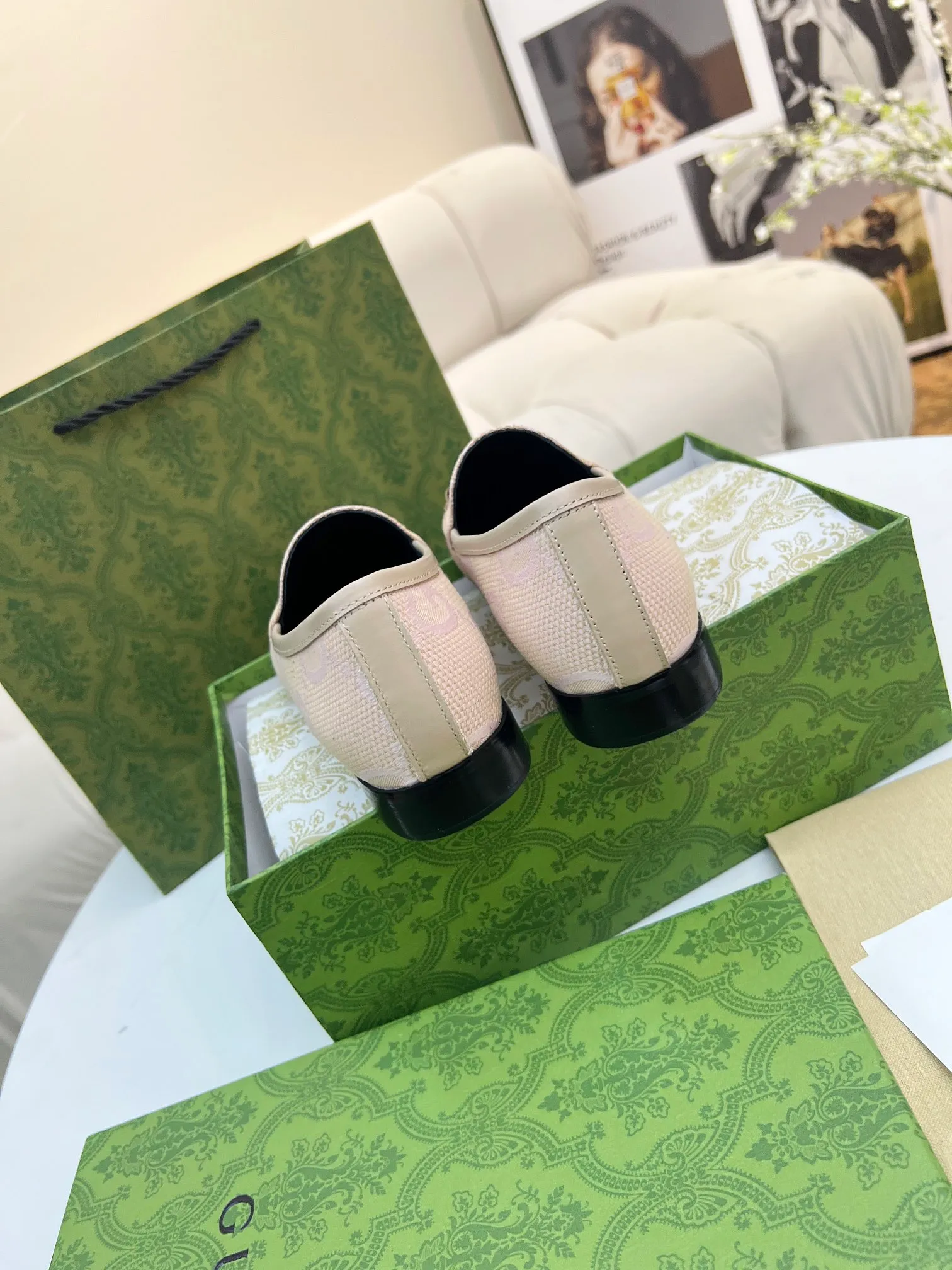 👟👟Ex-factory price 400👟👟 Genuine leather sole +50 Men +20 GUCCI's latest fabric, double G side, electric embroidered large double G, chasing fashion, special matching, worth owning, super comfortable on the feet, generous and decent. Heel height 2Cm. Multiple colors to choose from: sizes 35-42, the picture above is a big seller. Male 38-46
